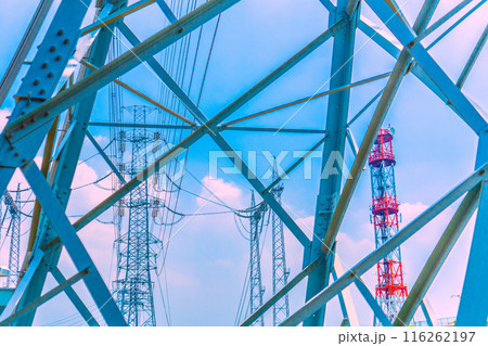 日本の電力都市景観 日本のエネルギー…街中の変電所や送電線などを望む＝4日 116262197