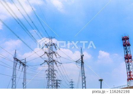 日本の電力都市景観 日本のエネルギー…街中の変電所や送電線などを望む＝4日 116262198