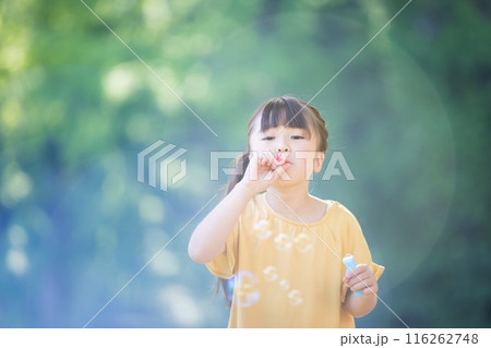 シャボン玉で遊ぶ小学生の女の子 116262748