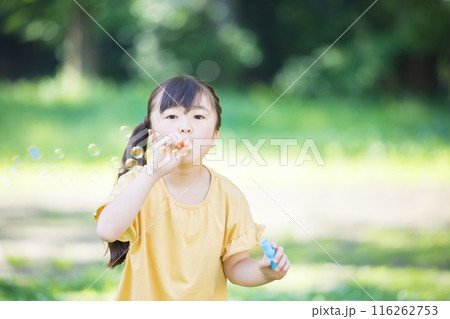 シャボン玉で遊ぶ小学生の女の子 116262753