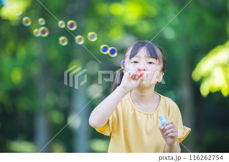 シャボン玉で遊ぶ小学生の女の子 116262754