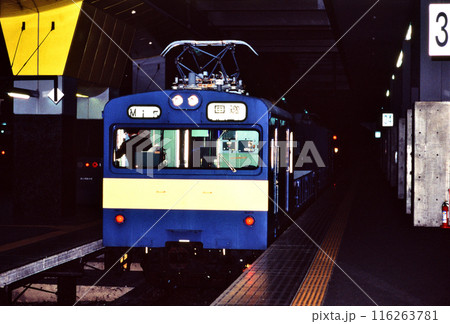 2006年 深夜の京都駅に入線したクモル145系電車 2006年 深夜の京都駅に入線したクモル145系電車 116263781