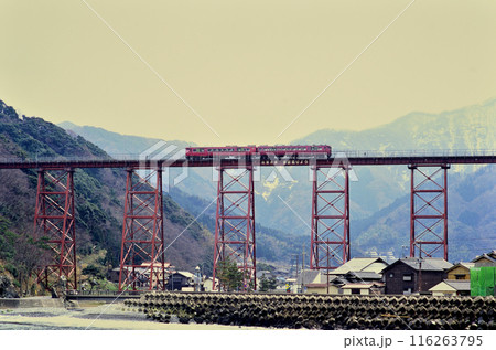 2006年 旧余部橋梁を渡るキハ47系普通列車2両 2006年 旧余部橋梁を渡るキハ47系普通列車2両 116263795