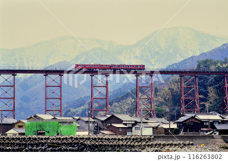 2006年　旧餘部橋梁を渡るキハ47系普通列車2両 116263802