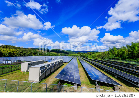 ソーラーパネルと変電設備 116263807