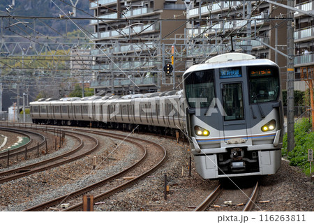 JR京都線を走る225系新快速12両 116263811