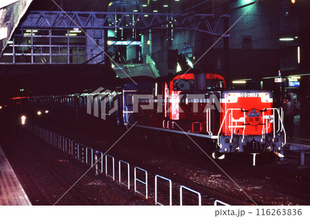 2006年 深夜のJR京都駅に入線するブルートレイン出雲上り最終列車 2006年 深夜のJR京都駅に入線するブルートレイン出雲上り最終列車 116263836