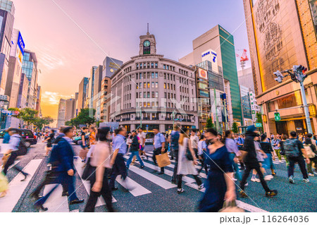 日本の東京都市景観 インバウンド復活…外国人観光客で賑わう銀座＝7月3日 116264036