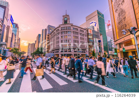 日本の東京都市景観 インバウンド復活…外国人観光客で賑わう銀座＝7月3日 116264039