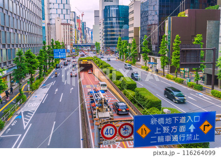 日本の東京都市景観 警告…速度落せ…新橋地下道入口などを望む＝6月21日 116264099