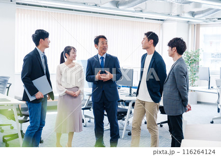 オフィスで立ち話をするビジネスパーソン 116264124