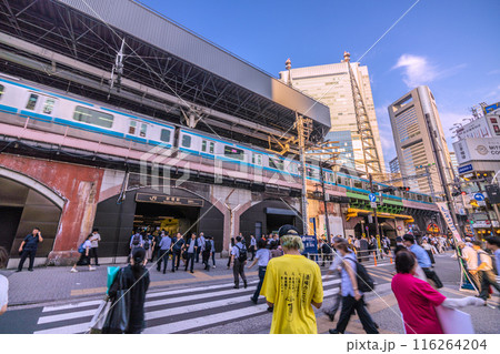日本の東京都市景観 7月。新橋駅(烏森口)前や新橋西口通りなどを望む。奥に汐留のビル群=3日 日本の東京都市景観 7月。新橋駅(烏森口)前や新橋西口通りなどを望む。奥に汐留のビル群=3日 116264204