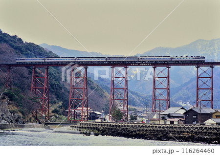 2006年　旧餘部橋梁を渡るキハ181系特急はまかぜ6両 116264460