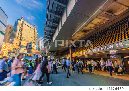日本の東京都市景観 夏…新橋駅（銀座口）などを望む。左奥は汐留のビル群＝7月3日 116264804