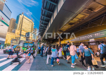 日本の東京都市景観 夏…新橋駅（銀座口）などを望む。左奥は汐留のビル群＝7月3日 116264805