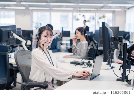 コールセンターで電話対応をするスタッフ コールセンターで電話対応をするスタッフ 116265061