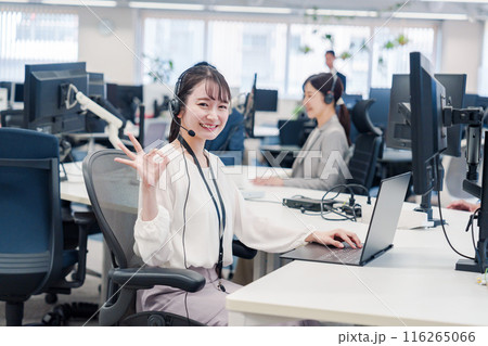 コールセンターで電話対応をするスタッフ コールセンターで電話対応をするスタッフ 116265066