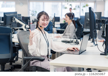 コールセンターで電話対応をするスタッフ 116265067
