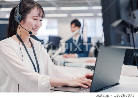 コールセンターで電話対応をするスタッフ 116265073