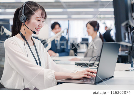 コールセンターで電話対応をするスタッフ 116265074