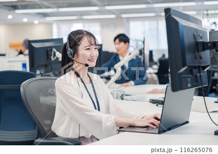 コールセンターで電話対応をするスタッフ コールセンターで電話対応をするスタッフ 116265076
