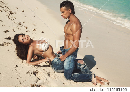 Beautiful couple wearing jeans on the tropical beach 116265196