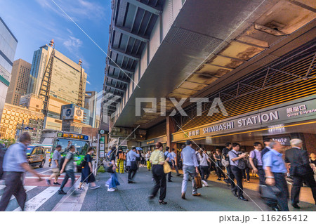 日本の東京都市景観 夏…新橋駅(銀座口)などを望む。左奥は汐留のビル群=7月3日 日本の東京都市景観 夏…新橋駅(銀座口)などを望む。左奥は汐留のビル群=7月3日 116265412