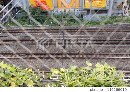 フェンス越しに見る線路 116266019