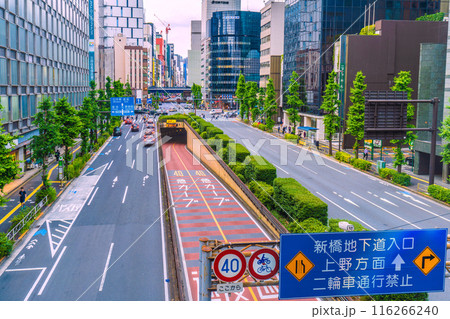 日本の東京都市景観 警告…速度落せ…新橋地下道入口などを望む＝6月21日 116266240