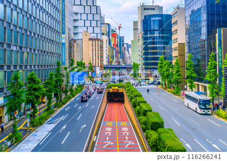 日本の東京都市景観 警告…速度落せ…新橋地下道入口などを望む＝6月21日 116266241