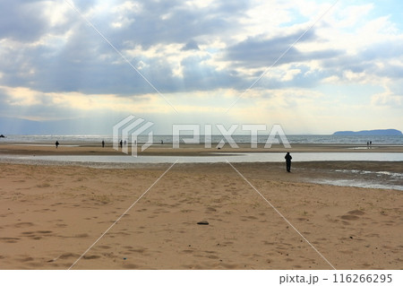 【香川県】父母ヶ浜(瀬戸内の天空の鏡)夕日の絶景で知られる観光名所 【香川県】父母ヶ浜(瀬戸内の天空の鏡)夕日の絶景で知られる観光名所 116266295