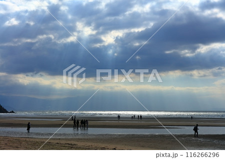 【香川県】父母ヶ浜(瀬戸内の天空の鏡)夕日の絶景で知られる観光名所 【香川県】父母ヶ浜(瀬戸内の天空の鏡)夕日の絶景で知られる観光名所 116266296