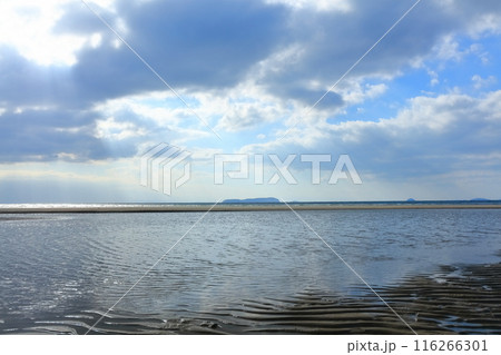 【香川県】父母ヶ浜(瀬戸内の天空の鏡)夕日の絶景で知られる観光名所 116266301