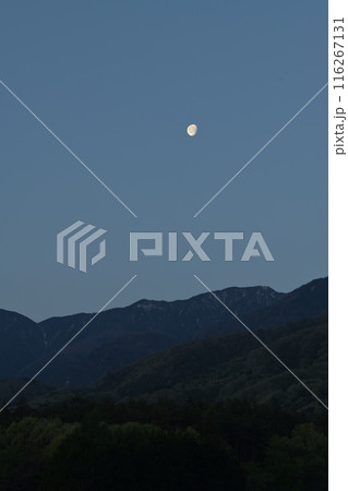 間もなく夜明け、稜線の上に月齢18.4居待月の残月 116267131