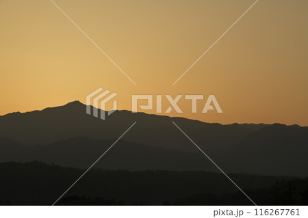 奥秩父の空を黄金色に染め金峰山から朝日が昇る 116267761