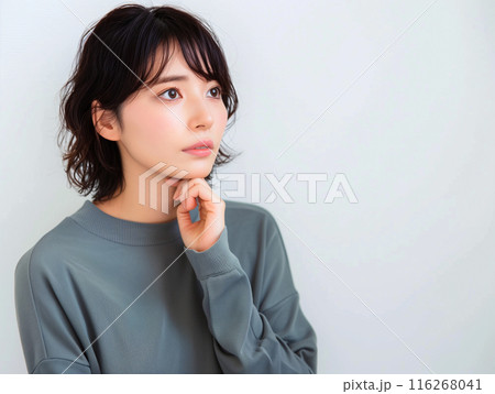 考える女性 116268041