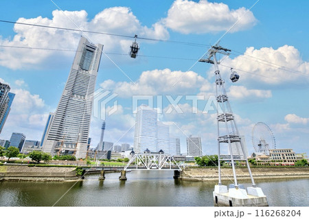 横浜市、汽車道とみなとみらいの都市風景 116268204