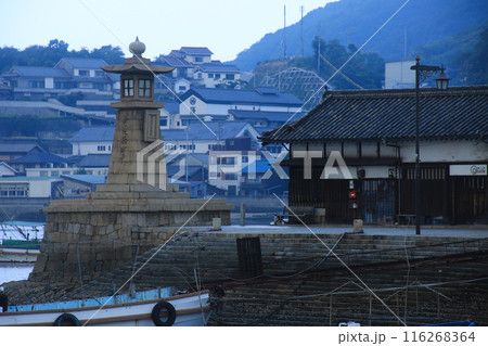 広島県福山市　早朝の鞆の浦の常夜灯 116268364