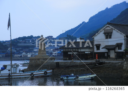 広島県福山市　早朝の鞆の浦の常夜灯 116268365