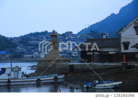 広島県福山市　早朝の鞆の浦の常夜灯 116268366