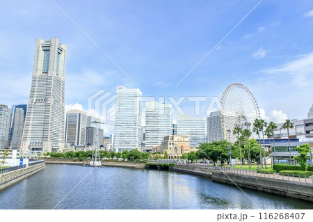 横浜市、万国橋から眺めるみなとみらいと汽車道の風景 116268407