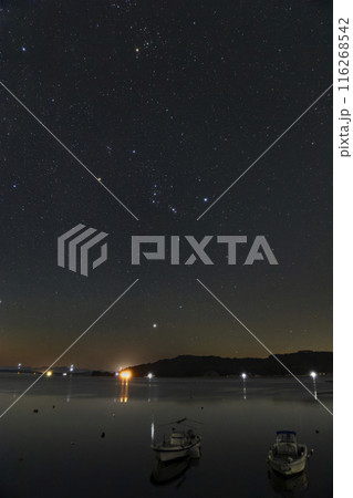 瀬戸内の秋の星景 漁港の空に昇るオリオン座 瀬戸内の秋の星景 漁港の空に昇るオリオン座 116268542