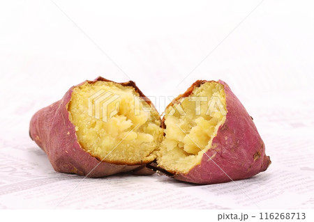 焼き芋 べにゆうか 紅優甘 割ったところ 明るい背景 焼き芋 べにゆうか 紅優甘 割ったところ 明るい背景 116268713