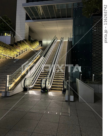浜松町の夜の照らされ登りのエスカレーターです。 116268742