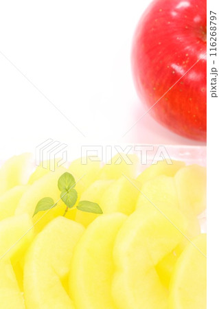 リンゴのコンポート 甘煮 デザート 明るい背景 リンゴのコンポート 甘煮 デザート 明るい背景 116268797
