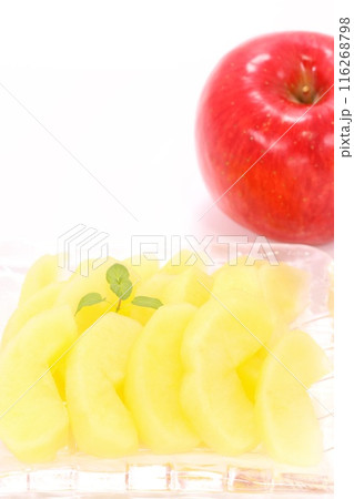 リンゴのコンポート 甘煮 デザート 明るい背景 リンゴのコンポート 甘煮 デザート 明るい背景 116268798