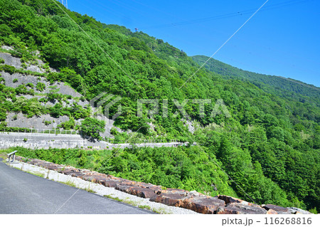 二居ダム 天端から湖畔の山風景 湯沢町 二居ダム 天端から湖畔の山風景 湯沢町 116268816