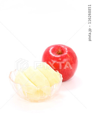 真っ赤なリンゴ 剥き カット デザート 明るい背景 真っ赤なリンゴ 剥き カット デザート 明るい背景 116268851