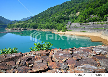 二居ダム　エメラルドグリーンの二居ダム湖　湯沢町　 116268864
