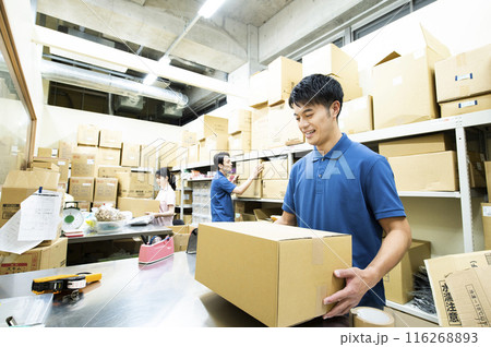 倉庫で働く男性 116268893